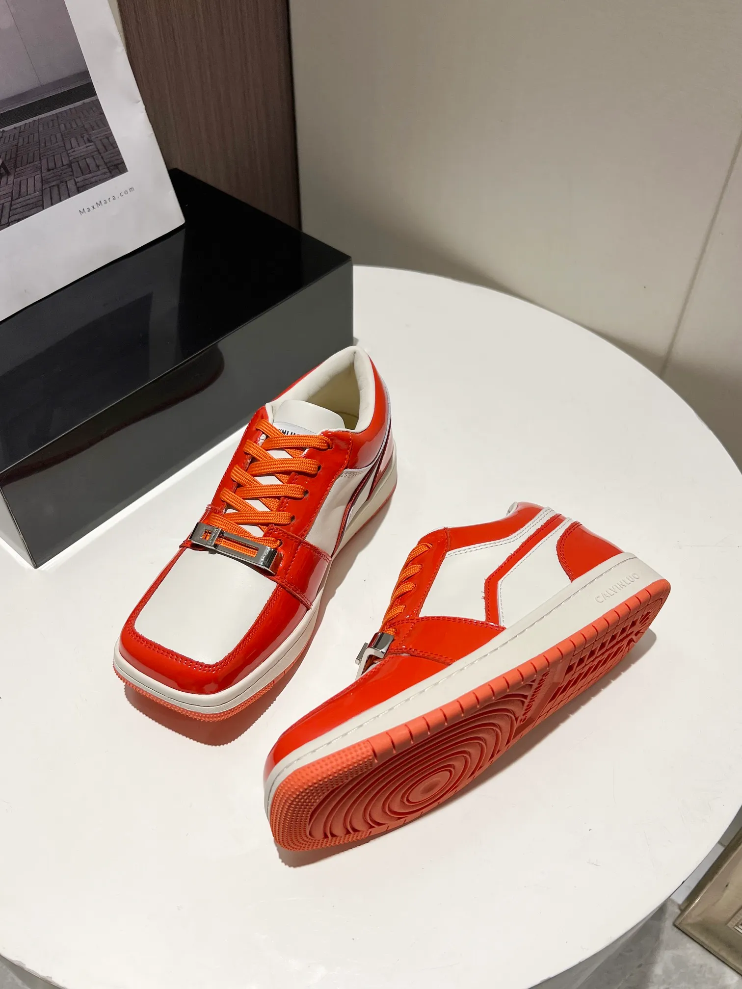 👟👟Ex-factory price 480👟👟 👑CALVINLUO I CUBE SNEAKER trendy brand square shoes low-top casual square-toe sneakers skateboard shoes sneakers👑 Starting from the design elements of classic two-color sneakers, CALVINLUO extracts the iconic elements of casual sneakers and integrates them into the formal "square toe" of formal shoes to make the overall lines of the sneakers more distinct. Nowadays, the matching rules are casual. 🧣Formal sports shoes are nothing new. The unique avant-garde square lines of CUBE SNEAKER, whether it echoes the tough and crisp suits, or appears in an eclectic manner in street styles, are a choice that breaks away from tradition and shows personality🧢 ▪️ Fabric: Original custom imported first-layer cowhide ▪️ Lining: Imported breathable mesh lining + soft sheepskin ▪️ Sole: Original molded two-color TPU outsole ▪️ Size: 35-40 (40 customized)